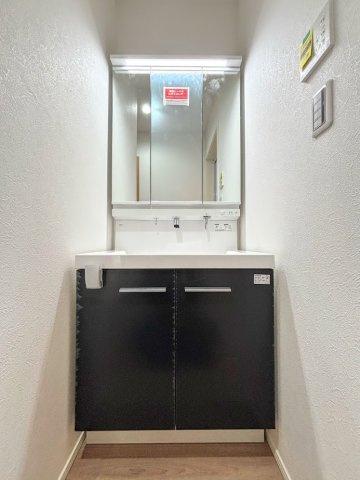 戸塚区汲沢町　新築戸建ての独立洗面台|◆三面鏡裏や、シンクしたにも多数収納を備えた、広々とした洗面化粧台。窓のある明るい洗面所で毎日の身支度も気持ち良くお使い頂けます。
