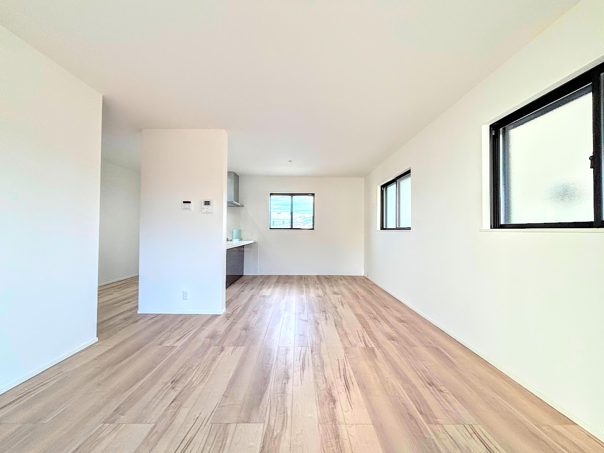 戸塚区汲沢町　新築戸建ての居間・リビング|◆一家だんらんのスペースとなるＬＤＫ。窓から明るい光が差し込み、思わず家族の会話も弾む快適な空間。
