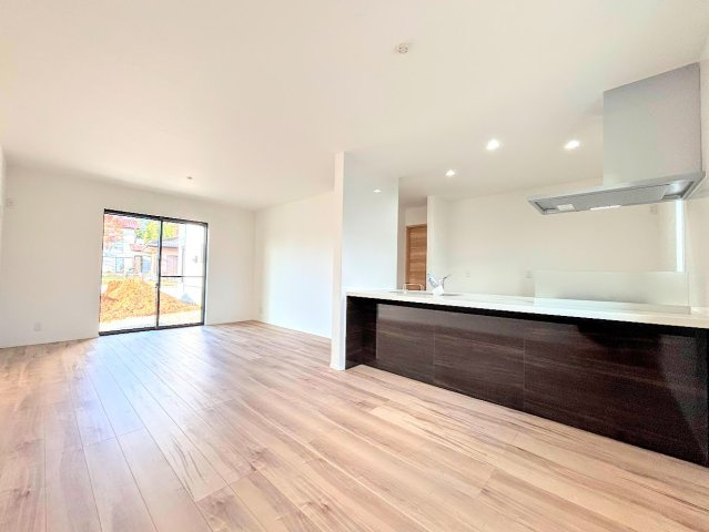 戸塚区汲沢町　新築戸建ての居間・リビング|◆リビングは一日中太陽の光が射し込みます。家族が集まる空間は、自然と笑顔が溢れます！
