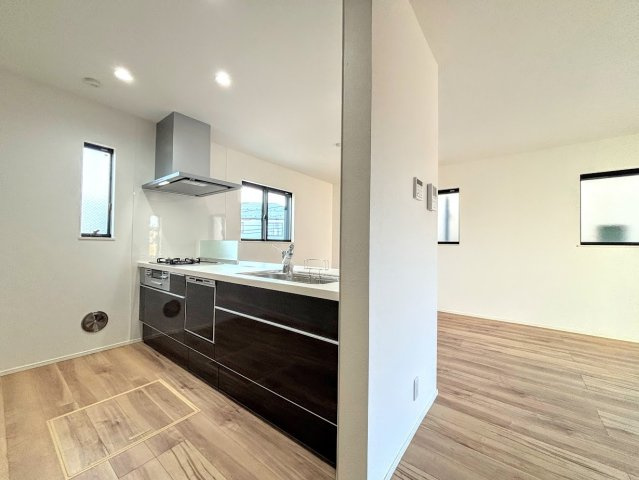 戸塚区汲沢町　新築戸建てのキッチン|◆キッチンからダイニングやリビングが見渡せるキッチン。料理をしながら家族とコミュニケーションをとれるだけでなく、大きな開放感も得られることができます。
