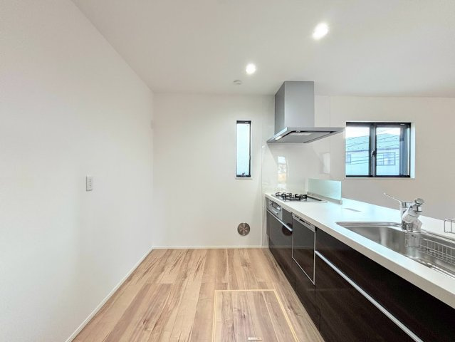 戸塚区汲沢町　新築戸建てのキッチン|◆デザイン性と機能性を兼ね備えたキッチンです。リビングスペースとの一体感が生まれ、広々空間を演出してくれます。
