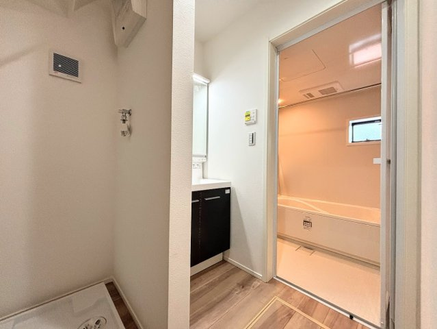 戸塚区汲沢町　新築戸建ての洗面所|◆毎日使う場所だから、機能的で使いやすさに配慮したパウダールーム。すっきりと使えるように収納も豊富にご用意しています。
