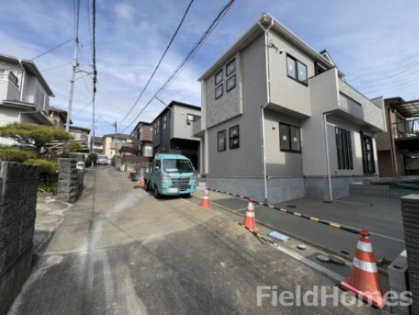 秦野市ひばりヶ丘新築戸建て　１号棟の前面道路含む現地写真|前面道路含む現地写真です。