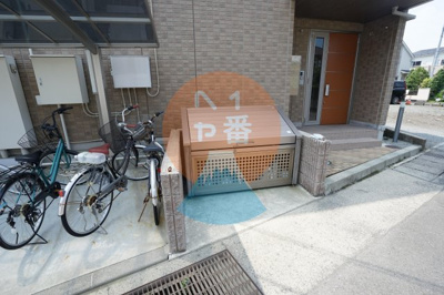 【その他共用部分】 | グランステラ | ネット無料。駐輪場とゴミ置き場です。