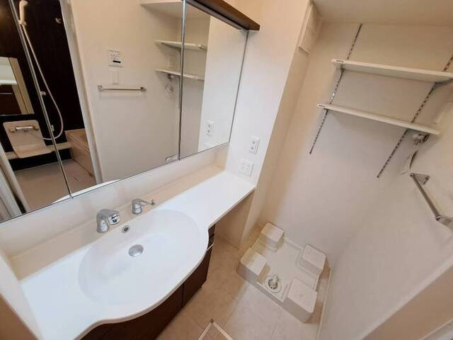 サンフィオーレの洗面所|三面鏡付きカウンター洗面化粧台