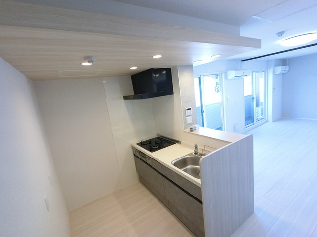 セッティエーム高崎Ａのキッチン|３口コンロ付きシステムキッチン