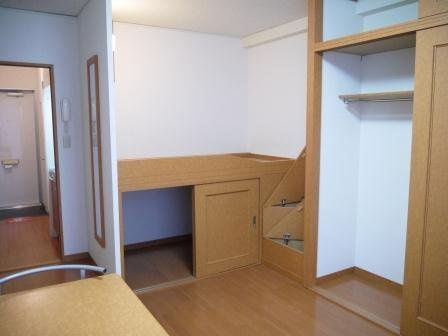 レオパレスグランドールの居間・リビング|1階はフローリング、2階はじゅうたんです。