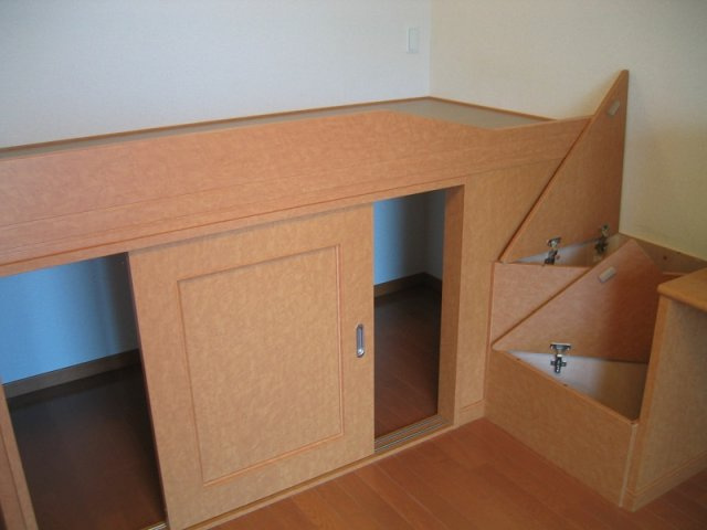 レオパレスグランドールの内装|1階はフローリング、2階はじゅうたんです。