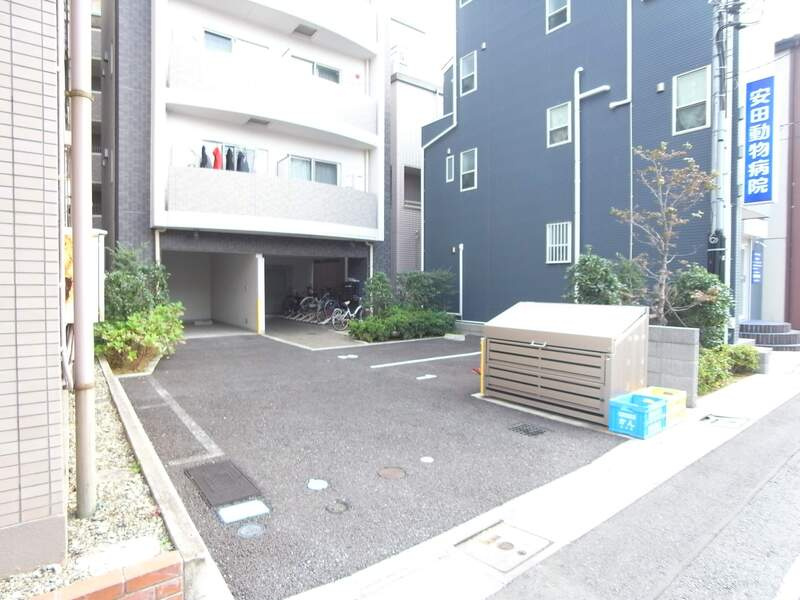 リブリ・Firstの駐車場