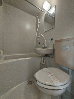 三点ユニットバスでトイレ掃除も楽々です