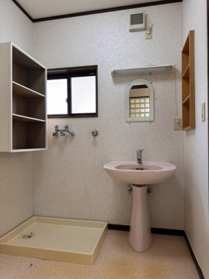 【独立洗面台】 | 車庫付き既存住宅　南陽市宮内 | 洗濯機置きつき！洗面はレトロでシンプルなつくりで、お掃除が簡単そうです。