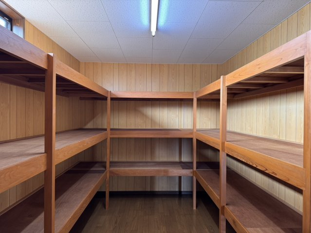 【収納】 | 車庫付き既存住宅　南陽市宮内 | ２階の納戸です♪棚付きで7.5帖の広さがあるので、嵩張るものでもゆとりを持って収納できそうです！