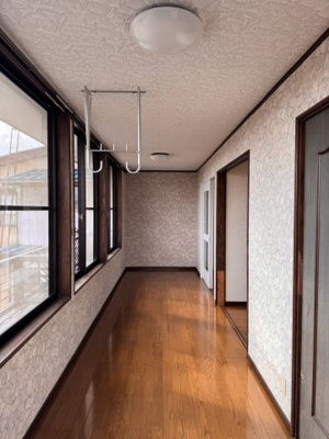 【バルコニー】 | 車庫付き既存住宅　南陽市宮内 | インナーバルコニーには洗濯物干しもついており、サンルームとしてお使いいただけます！	