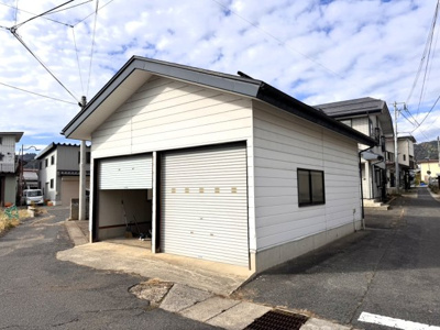 【駐車場】 | 車庫付き既存住宅　南陽市宮内 | 敷地内には、駐車2台可能な車庫付きです！車庫内には物置もあり、タイヤの他、アウトドア用品や趣味の道具も補完しやすそうです♪