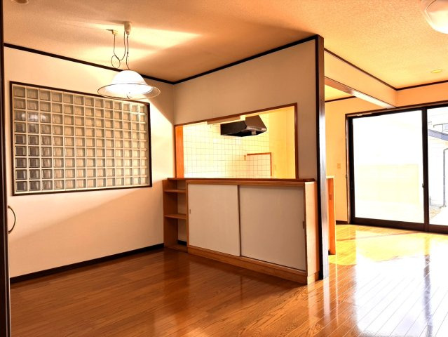 【居間・リビング】 | 車庫付き既存住宅　南陽市宮内 | 19.25帖の広々としたリビングです！
玄関と同じデザインのレトロな窓がかわいらしい雰囲気です♪