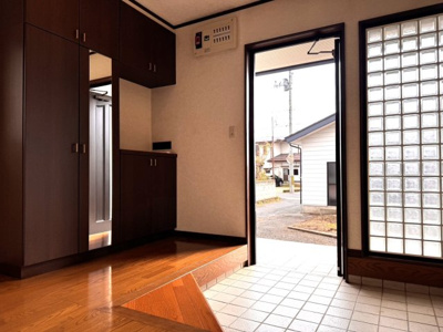 【玄関】 | 車庫付き既存住宅　南陽市宮内 | 格子模様のガラス窓のある玄関です♪シューズクロークも大容量＆姿見付きで便利です！