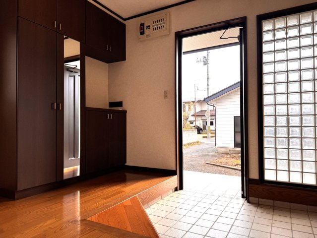 【玄関】 | 車庫付き既存住宅　南陽市宮内 | 格子模様のガラス窓のある玄関です♪シューズクロークも大容量＆姿見付きで便利です！