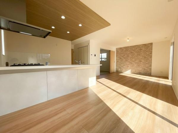 【居間・リビング】 | みんなが集うLDKはあたたかい日差しが入り込み、自然と楽しい会話が弾む幸せな空間に♪
