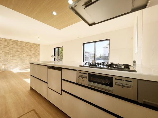 【居間・リビング】 | キッチンからリビングダイニングまで見渡せて、ご家族のコミュニケーションも取りやすい間取りです♪
窓からも心地よい日が差し込みます♪
※空室時のイメージパースとなります。