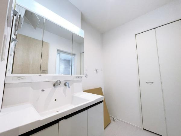 【独立洗面台】 | 十分な大きさの洗面台は収納力大。身だしなみチェックや歯磨きなど、朝の慌ただしい時間でも余裕とゆとりを感じられます♪
