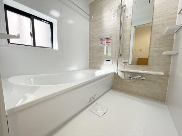 【浴室】 | ゆったりとお過ごしいただけるバスルームです。心と身体の疲れを癒してくれる安らぎの空間♪