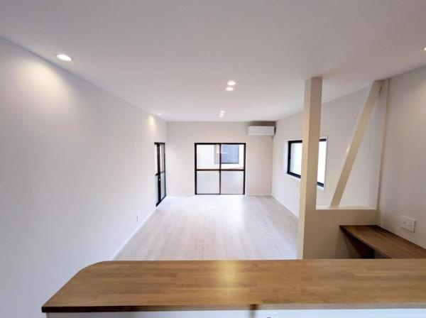 橿原市小綱町　一戸建の居間・リビング|■現地撮影写真■大きな窓から柔らかい光が射し込みます！