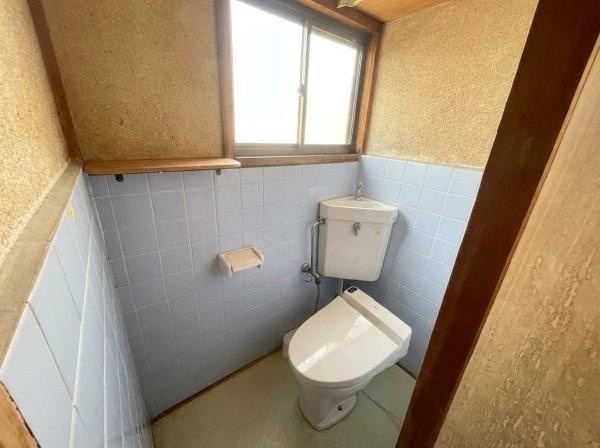 【トイレ】 | 門真市大池町　中古戸建 | こちらの画像は、AIを用いて家具を消しております。