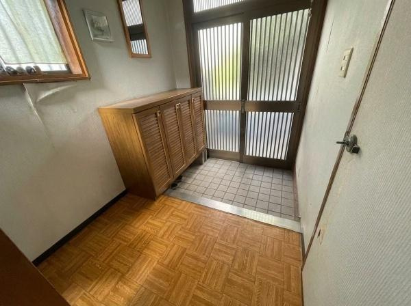 【玄関】 | 門真市大池町　中古戸建 | こちらの画像は、AIを用いて家具を消しております。