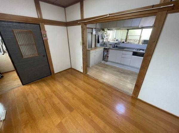 【居間・リビング】 | 門真市大池町　中古戸建 | こちらの画像は、AIを用いて家具を消しております。
