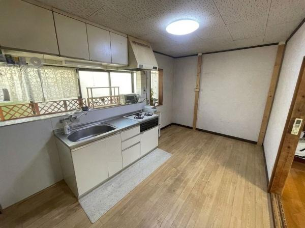 【キッチン】 | 門真市大池町　中古戸建 | こちらの画像は、AIを用いて家具を消しております。