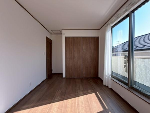 川崎市宮前区東有馬３丁目の新築一戸建の洋室|洋室６帖・採光・通風の良い６帖洋室・広いフローゼットも魅力です