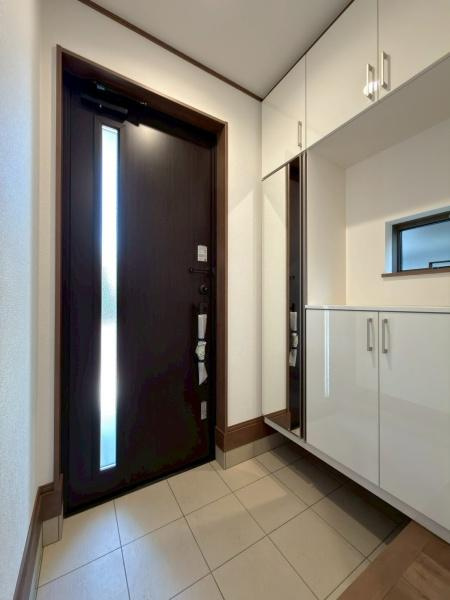 川崎市宮前区東有馬３丁目の新築一戸建の玄関|右側には大きな鏡の付いたシューズクローゼット