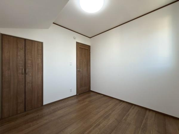 川崎市宮前区東有馬３丁目の新築一戸建の洋室|収納力のある洋室4.5帖