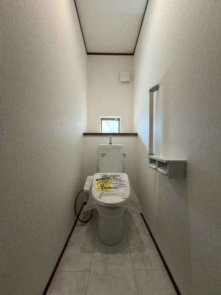 川崎市宮前区東有馬３丁目の新築一戸建のトイレ|１階トイレ・ルーバー窓・収納棚付き