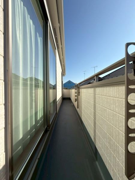 川崎市宮前区東有馬３丁目の新築一戸建のバルコニー|プライベート性が確保されたバルコニー。陽光が降り注ぎます。