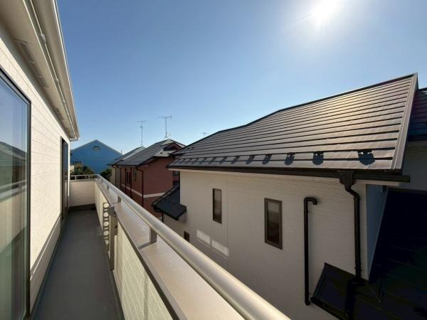 川崎市宮前区東有馬３丁目の新築一戸建のバルコニー|プライベート性が確保されたバルコニー。陽光が降り注ぎます。