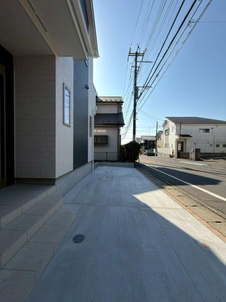 川崎市宮前区東有馬３丁目の新築一戸建の前面道路含む現地写真|前面道路もスッキリとしておりますので駐車も楽々！