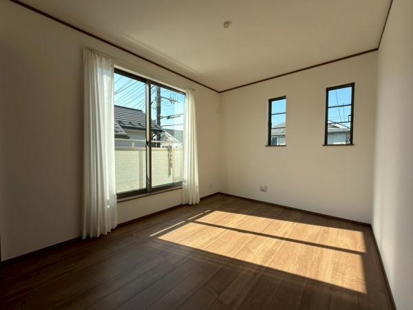 川崎市宮前区東有馬３丁目の新築一戸建の洋室|統一感のある木目フローリングに横窓を組み合わせると、とても開放感がある空間になりますね！