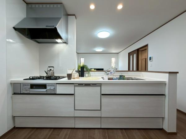 川崎市宮前区東有馬３丁目の新築一戸建のキッチン|毎日使うキッチンだからこそ、食事の準備を楽しい時間に、忙しい時でもスムーズに無駄なく作業できる、お手入れも簡単にできるなど、毎日を楽しくするキッチンスペースに仕上げました。
