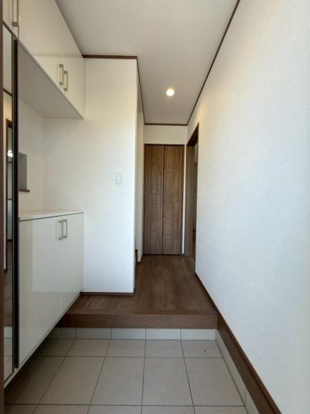 川崎市宮前区東有馬３丁目の新築一戸建の玄関|気品あるデザイン性を持つ玄関は、住む方の満足感を満たすクオリティ。帰宅するご家族や、訪れる方を気持ちよく迎える・安らぎに満ちた生活空間を予感させてくれます。
