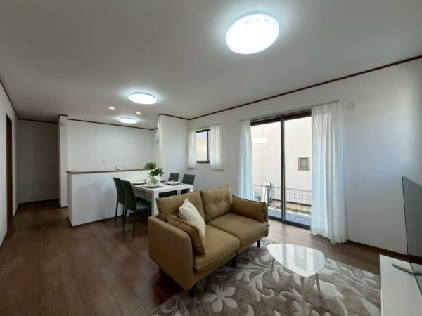 川崎市宮前区東有馬３丁目の新築一戸建の居間・リビング|形の綺麗なリビングダイニングはお好きな家具を配置しても、余裕がありそうです。インテリアも想像しながらご見学されると、より一層楽しくなります。