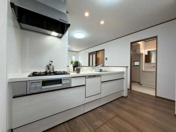 川崎市宮前区東有馬３丁目の新築一戸建のキッチン|毎日使うキッチンだからこそ、食事の準備を楽しい時間に、忙しい時でもスムーズに無駄なく作業できる、お手入れも簡単にできるなど、毎日を楽しくするキッチンスペースに仕上げました。
