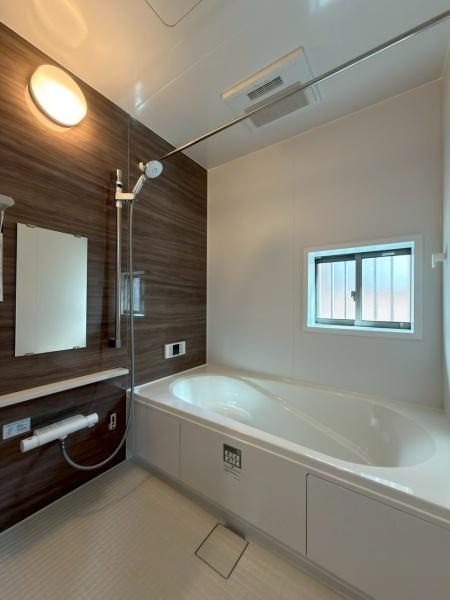 川崎市宮前区東有馬３丁目の新築一戸建の浴室|「くつろぎの贅沢バスタイム」 ゆったり足を伸ばせる、広々としたお風呂空間  一日の疲れを癒す、リラックスできるデザイン 心と体を温める、快適なバスタイム。嬉しい1616サイズ！