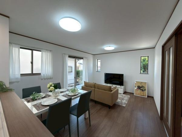 川崎市宮前区東有馬３丁目の新築一戸建の居間・リビング|明るい清潔感のあるリビングです。