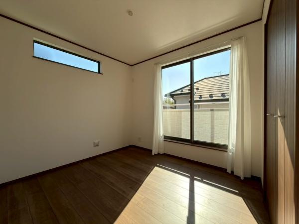 川崎市宮前区東有馬３丁目の新築一戸建の洋室|採光の取れるナチュラルな雰囲気とデザイン性のあるお部屋　寝室に。