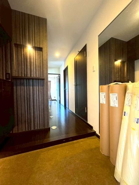 ライオンズマンション下永谷の玄関|明るく広々とした玄関は、開放感があり温かみを感じさせてくれます。