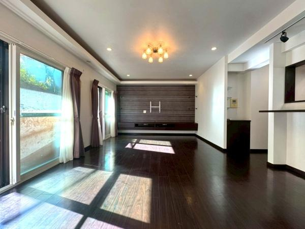 ライオンズマンション下永谷の居間・リビング|キッチン側からリビングを撮影しました。乗数以上に広さを感じるリビングです。