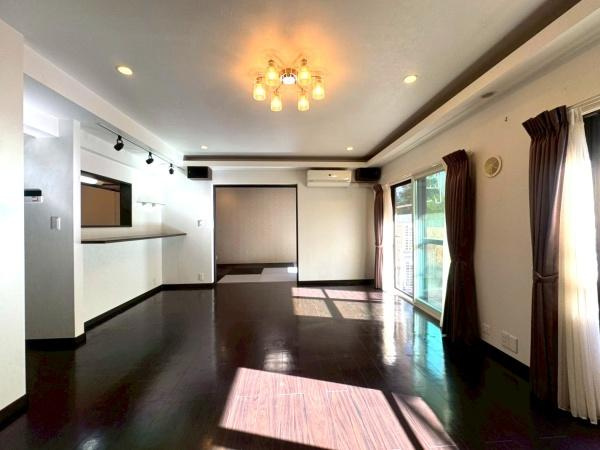 ライオンズマンション下永谷の居間・リビング|家族みんなが爽やかに健やかに過ごせるように、溢れる光をたっぷり取り込んだリビングダイニング。集いの場、憩いの場としての快適性を求めたやすらぎの空間です。