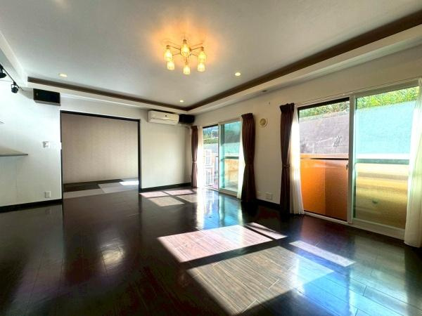 ライオンズマンション下永谷の居間・リビング|リビングダイニングです。乗数以上に広く感じますね。