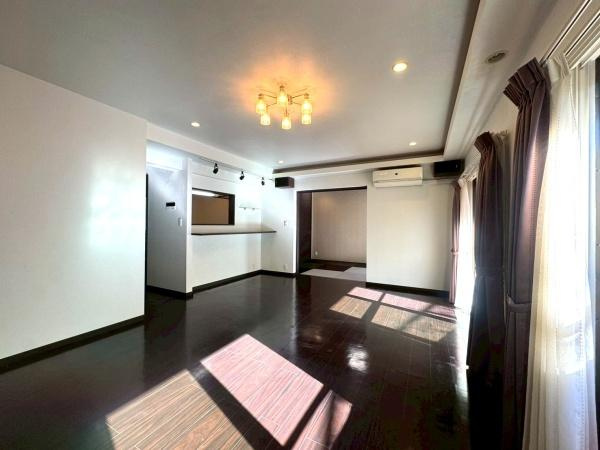 ライオンズマンション下永谷の居間・リビング|形の綺麗なリビングダイニングはお好きな家具を配置しても、余裕がありそうです。インテリアも想像しながらご見学されると、より一層楽しくなります。